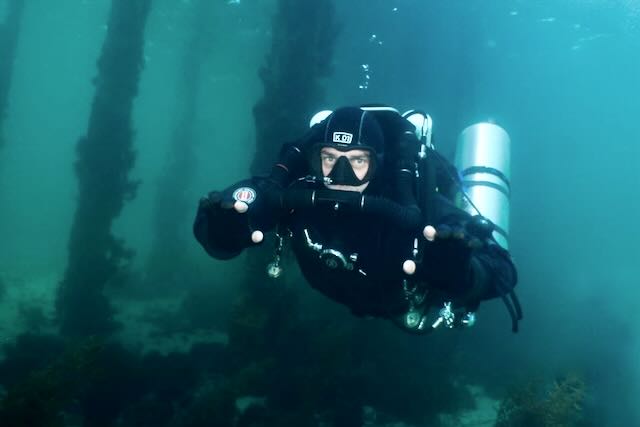 Closed-circuit rebreather diver demonstrating controlled horizontal trim
